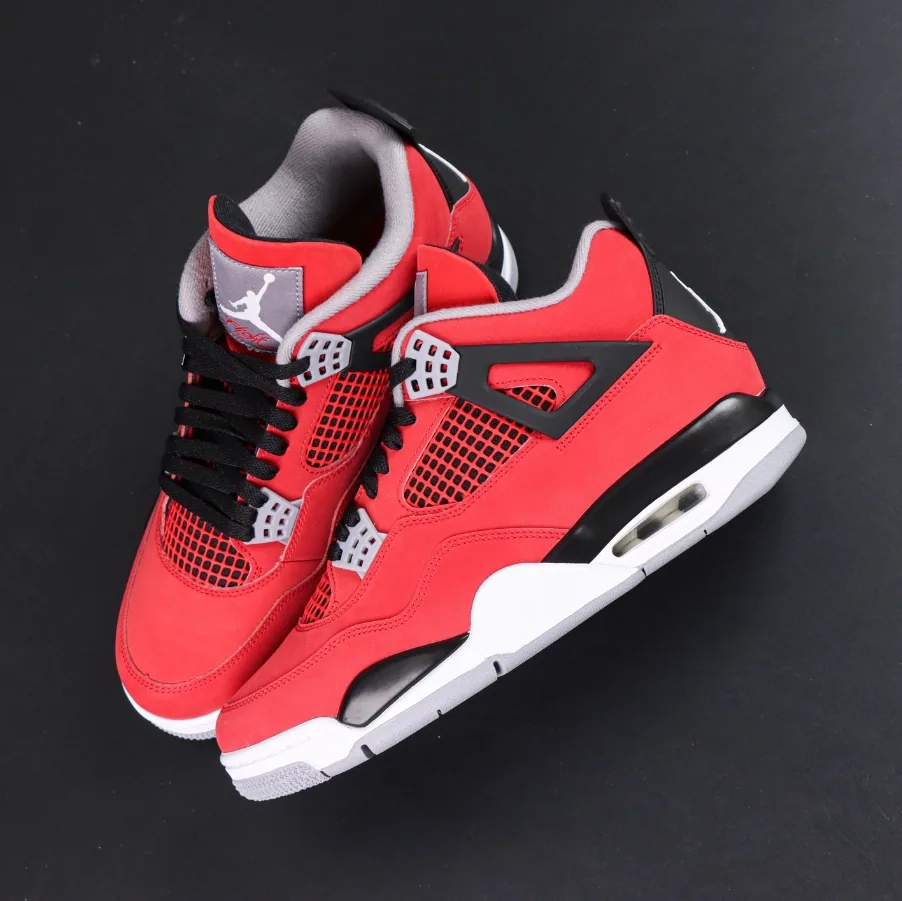 Jordan 4 Toro Rojo Retro