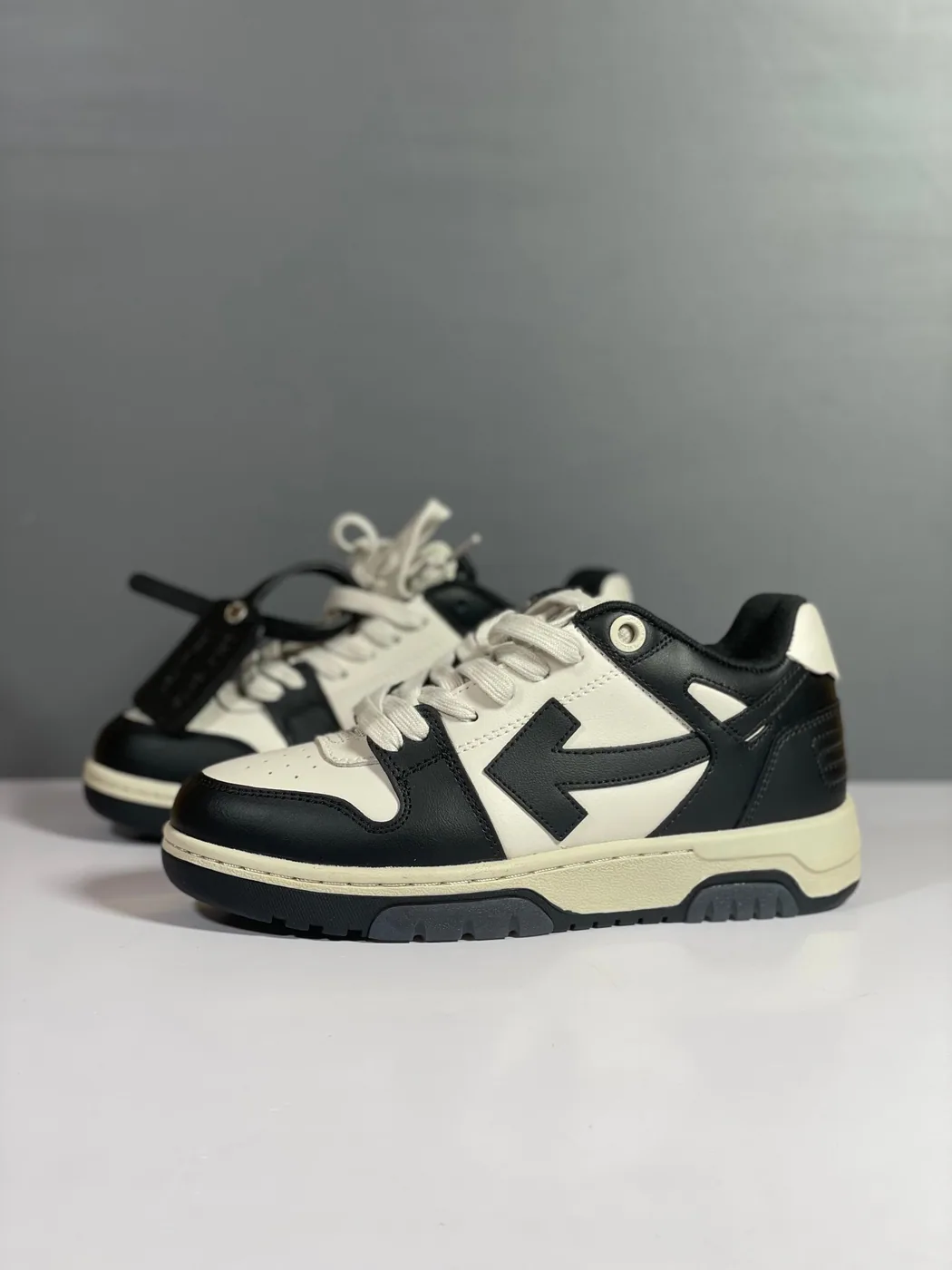 Off White Negro Blanco Hueso